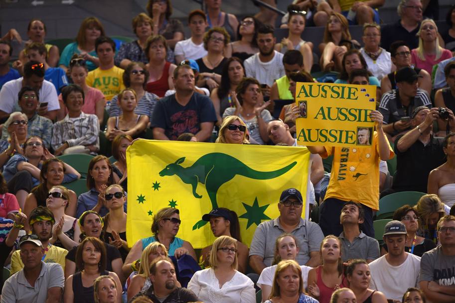 Spettatori australiani con bandiera e striscione (Afp)